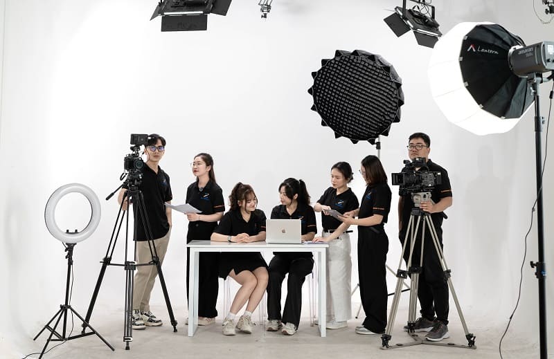 Phía sau một Leader team Social là ekip sản xuất nội dung chuyên nghiệp, sẵn sàng hỗ trợ bạn khi cần
